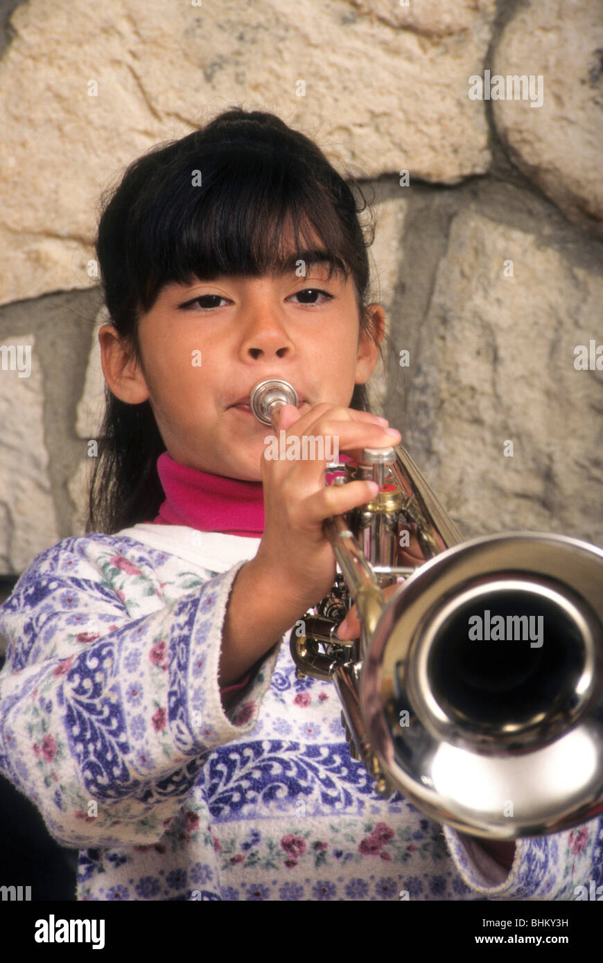 Enfant heureux jouer trompette musique vecteur Vecteur par