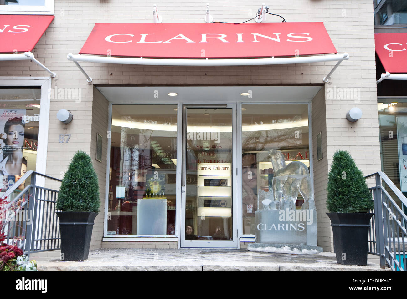 Vue grand angle de l'avant avec un magasin Clarins sculpture de glace assis sur le côté Banque D'Images
