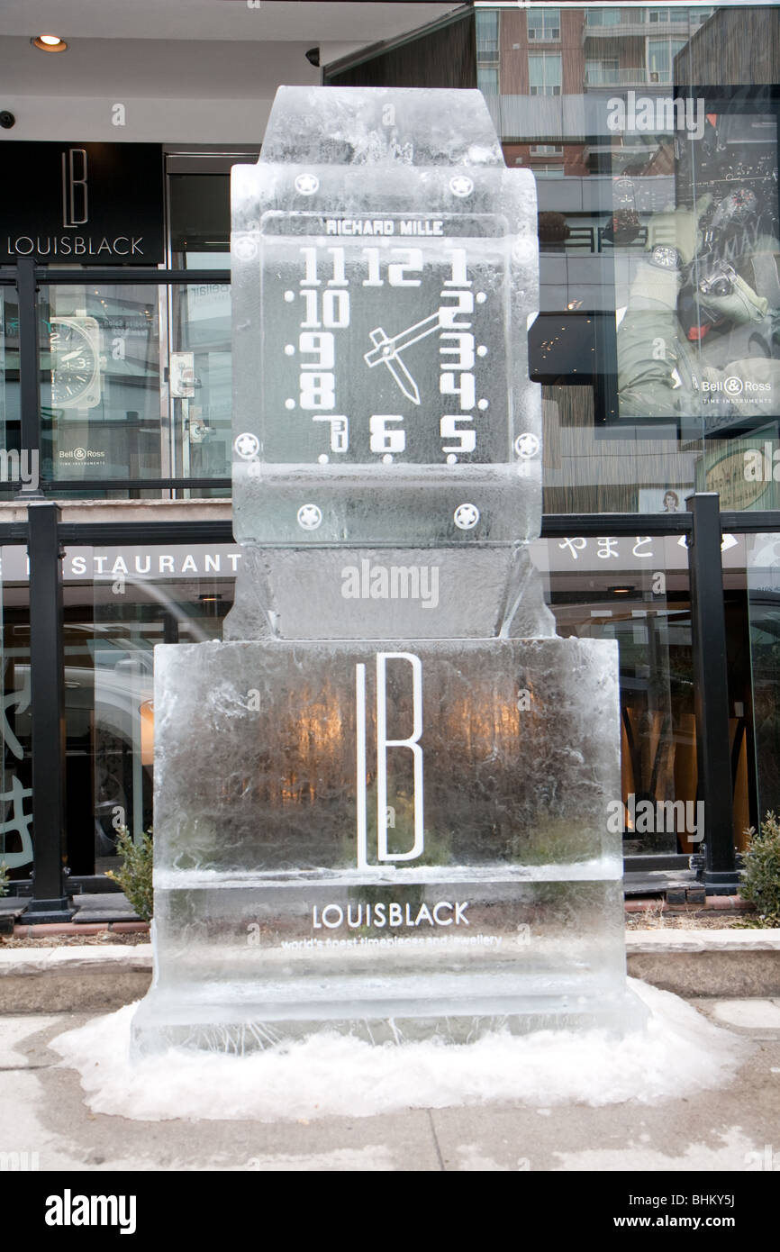 Une sculpture de glace d'une horloge grand-père Banque D'Images
