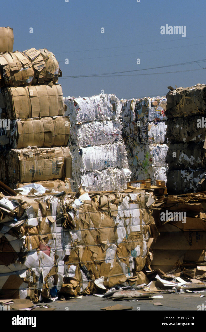 Recycler le papier Société Smurfitt Pomona Californie USA vieux papier journal utilisé corbeille vert de l'environnement world globe crush Banque D'Images