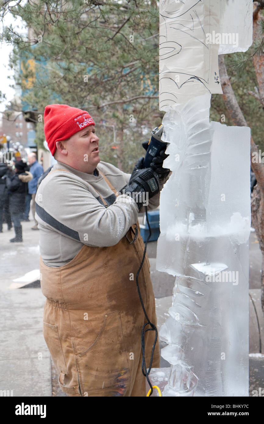 Un homme travaillant sur un besoin irrésistible de la concurrence de la sculpture de glace Banque D'Images