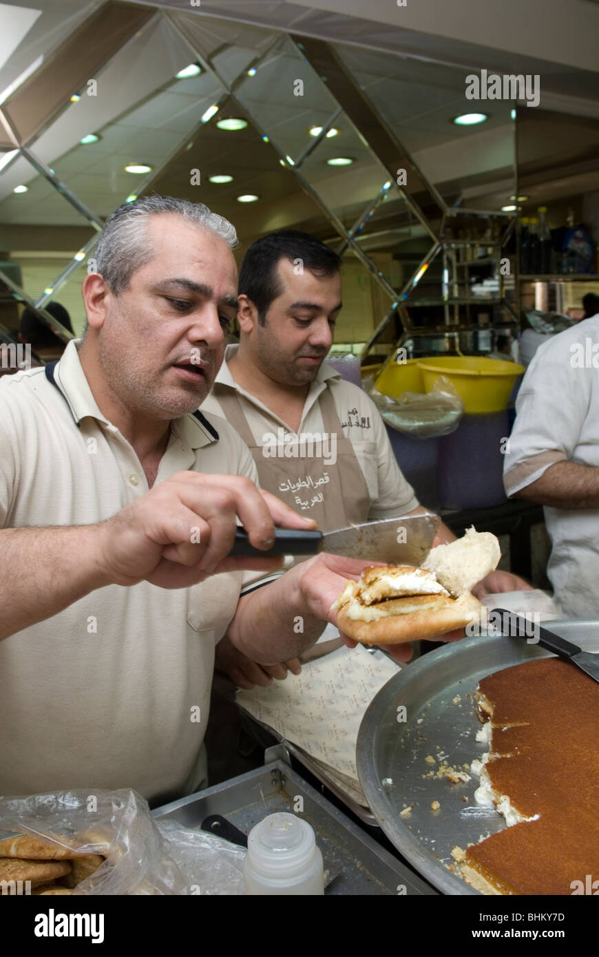 Les hommes du Moyen-Orient travaillant dans un magasin de dessert au Liban Moyen-Orient Asie Banque D'Images