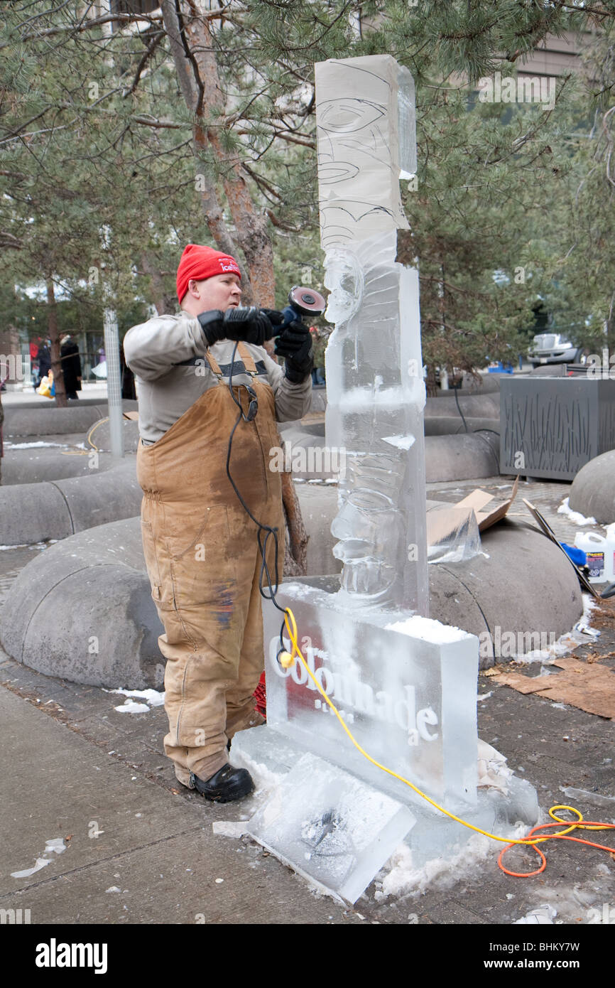 Un homme d'une sculpture sculpture de glace de la concurrence Banque D'Images