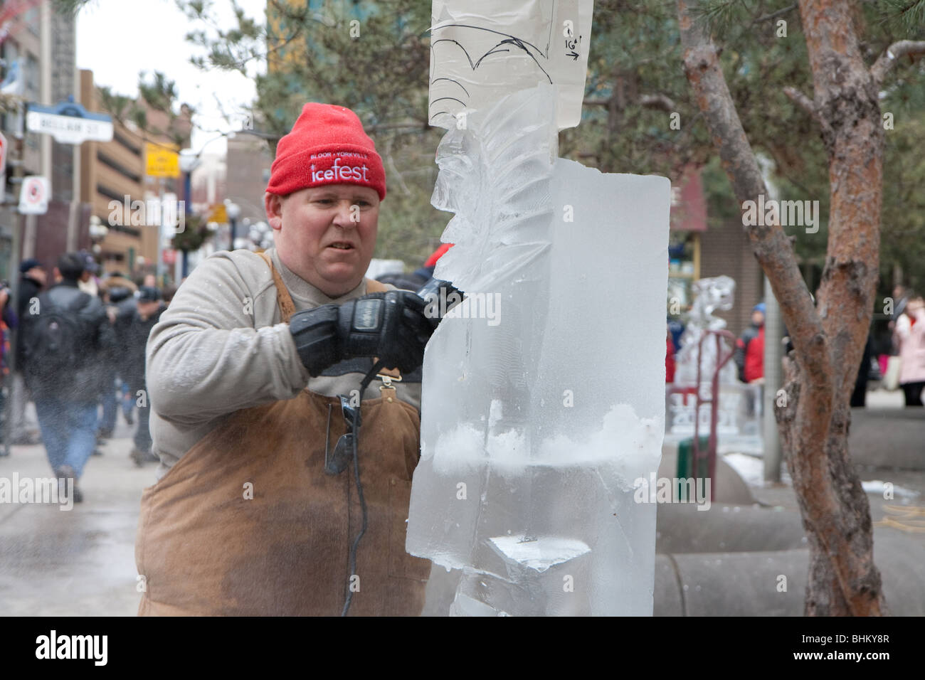 Un artiste de la sculpture sur glace en vertu de l'état de congélation Banque D'Images