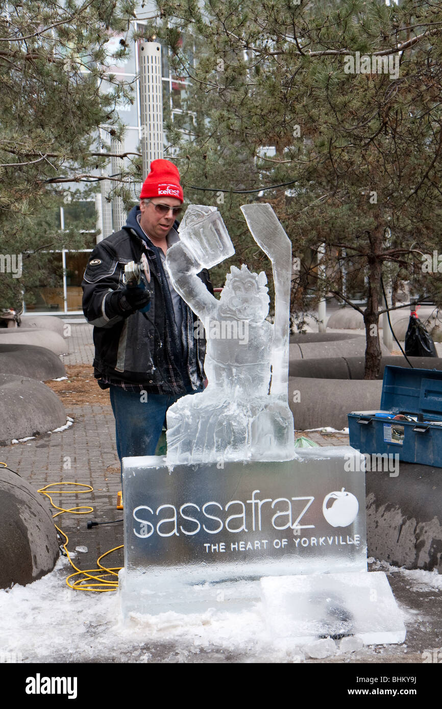 Une pensée de l'artiste sculptures de glace de sa prochaine étape en face d'une sculpture de glace presque terminé Banque D'Images