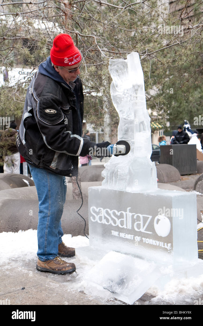 Un homme met sa touche finale sur une sculpture de glace au cours de l'assemblée annuelle de glace : Toronto Banque D'Images