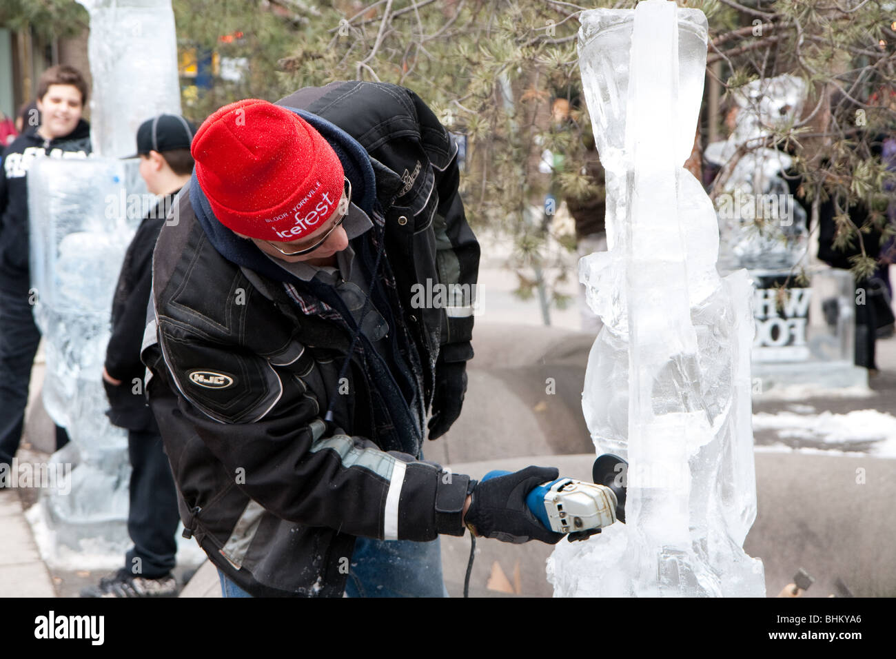 Un artiste de la sculpture sur glace sur une sculpture de glace Banque D'Images