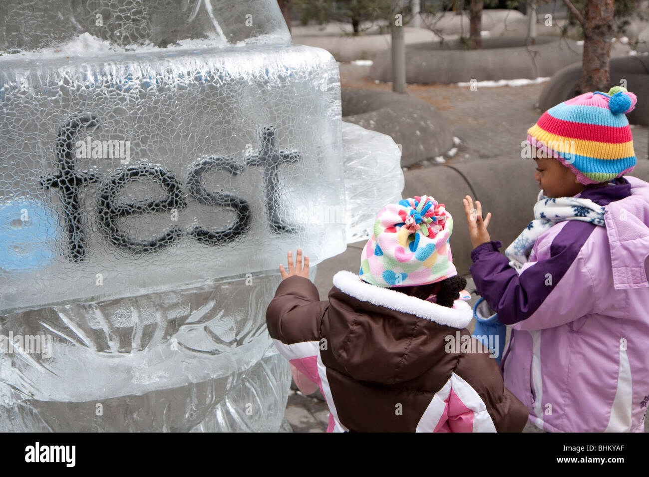 Les enfants l'icefest à l'intérieur d'une sculpture de glace logo Banque D'Images