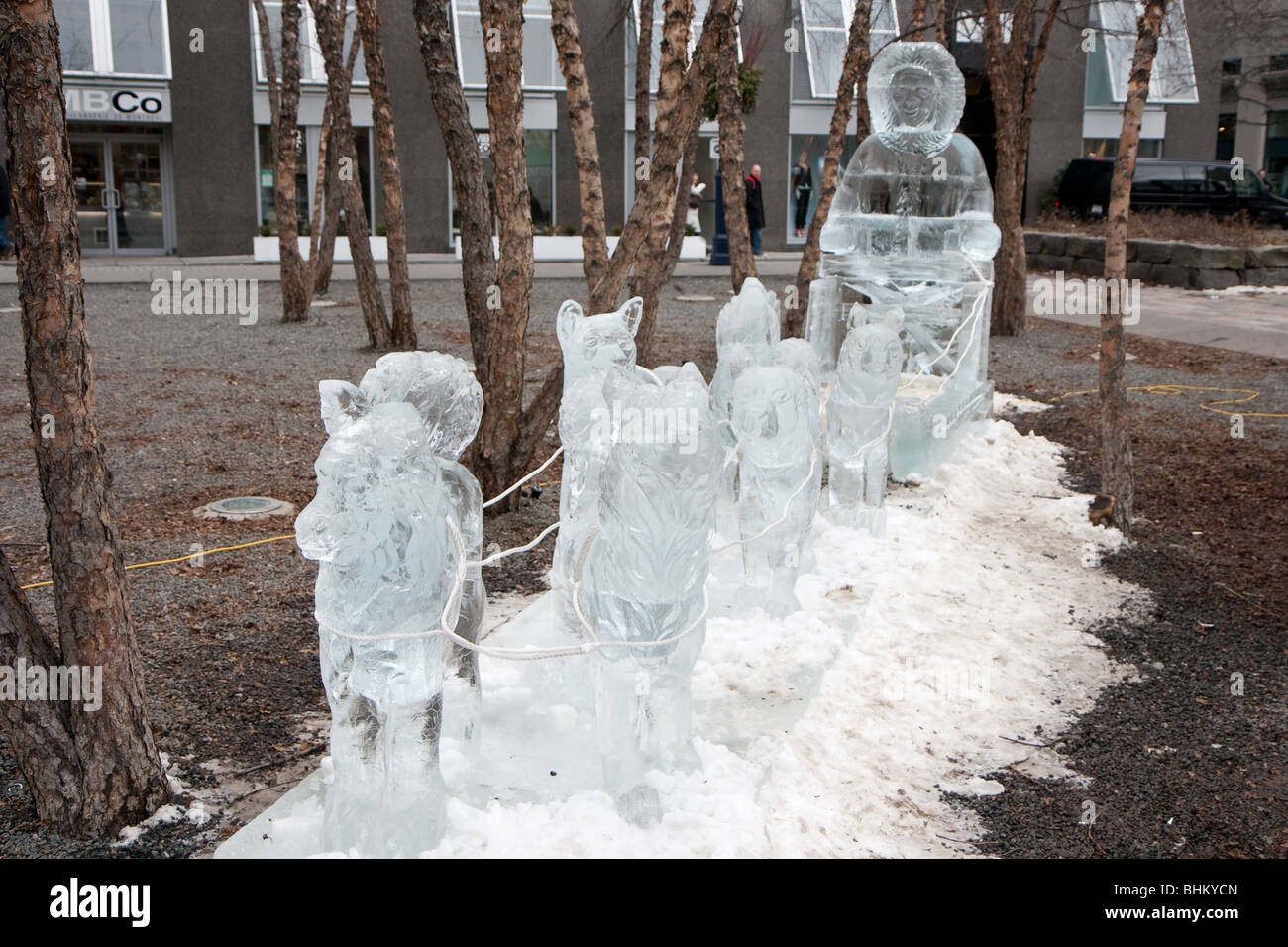 Le Père Noël et renne sculpture de glace. Banque D'Images