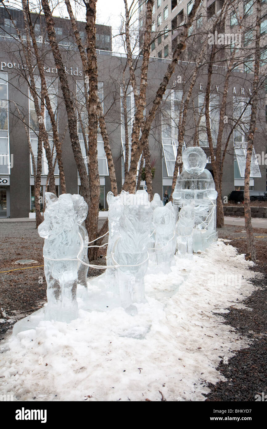 Le Père Noël et renne sculpture de glace Banque D'Images