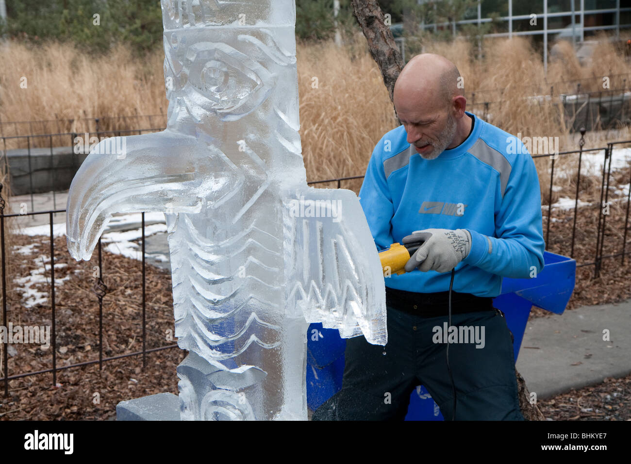 Un artiste de la sculpture sur glace à sa création Banque D'Images