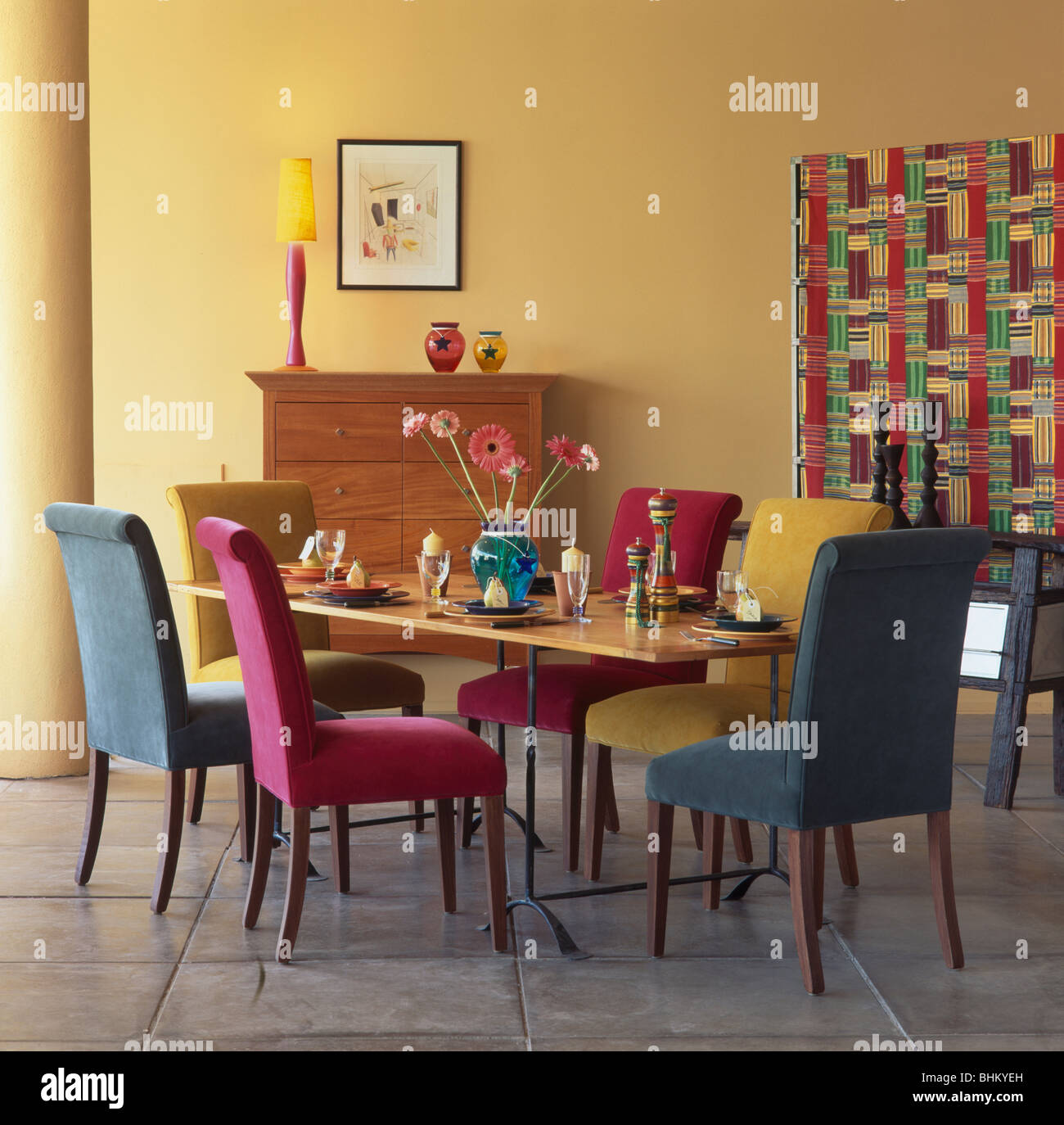 Rose, jaune, turquoise et de meubles chaise de salle à manger à table dans  la salle à manger moderne jaune avec écran multi-couleur Photo Stock - Alamy