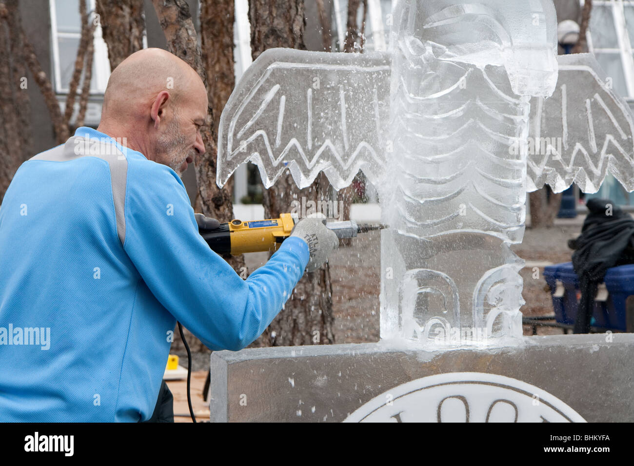 Libre d'un artiste de la sculpture sur glace à sa création à l'extérieur. Banque D'Images