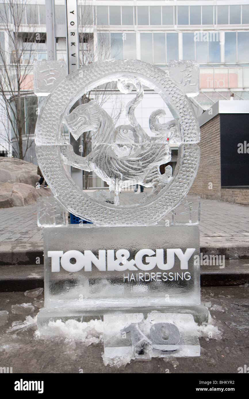 Sculpture de Glace d'un dragon pour toni et guy coiffure, un des sponsors de l'événement de Toronto 2010 icefest Banque D'Images