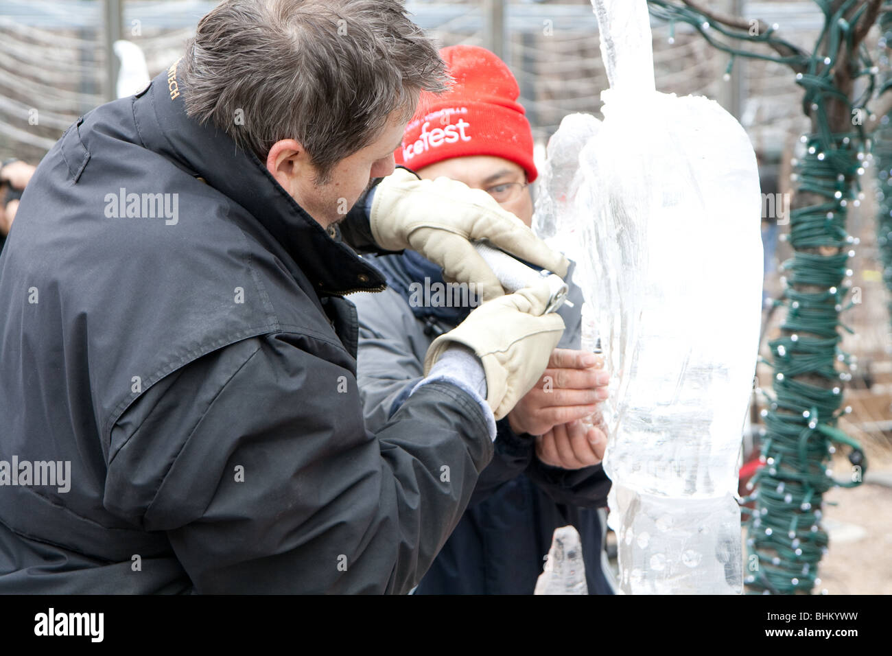 Deux personnes travaillant à la fin d'une sculpture de glace Banque D'Images