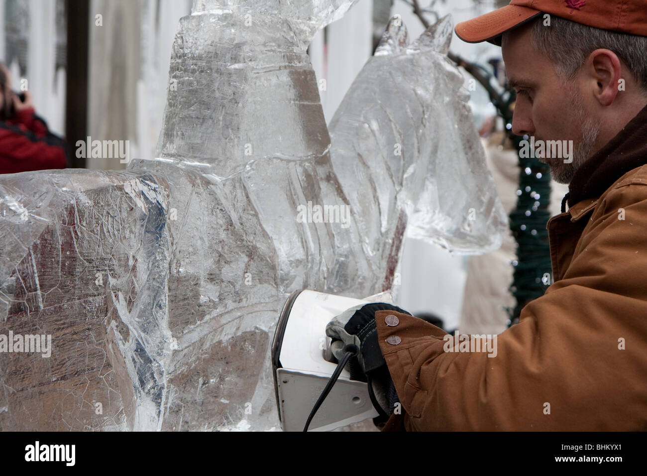 À l'aide d'un fer à repasser de retoucher une sculpture de glace Banque D'Images