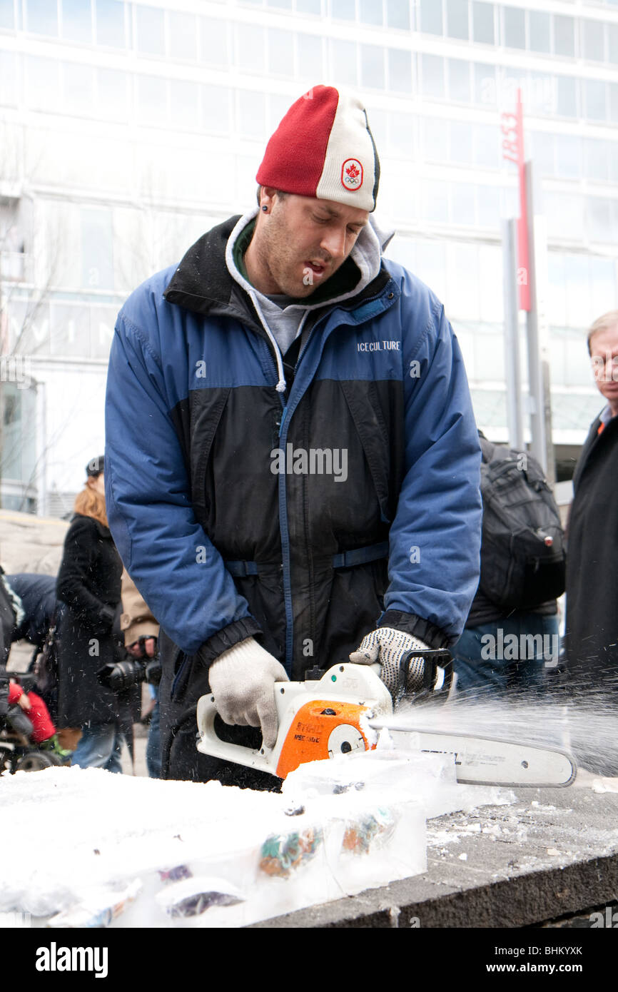 Un homme coupant l'oursons de glace avec des jouets à l'intérieur pour être distribués aux enfants Banque D'Images