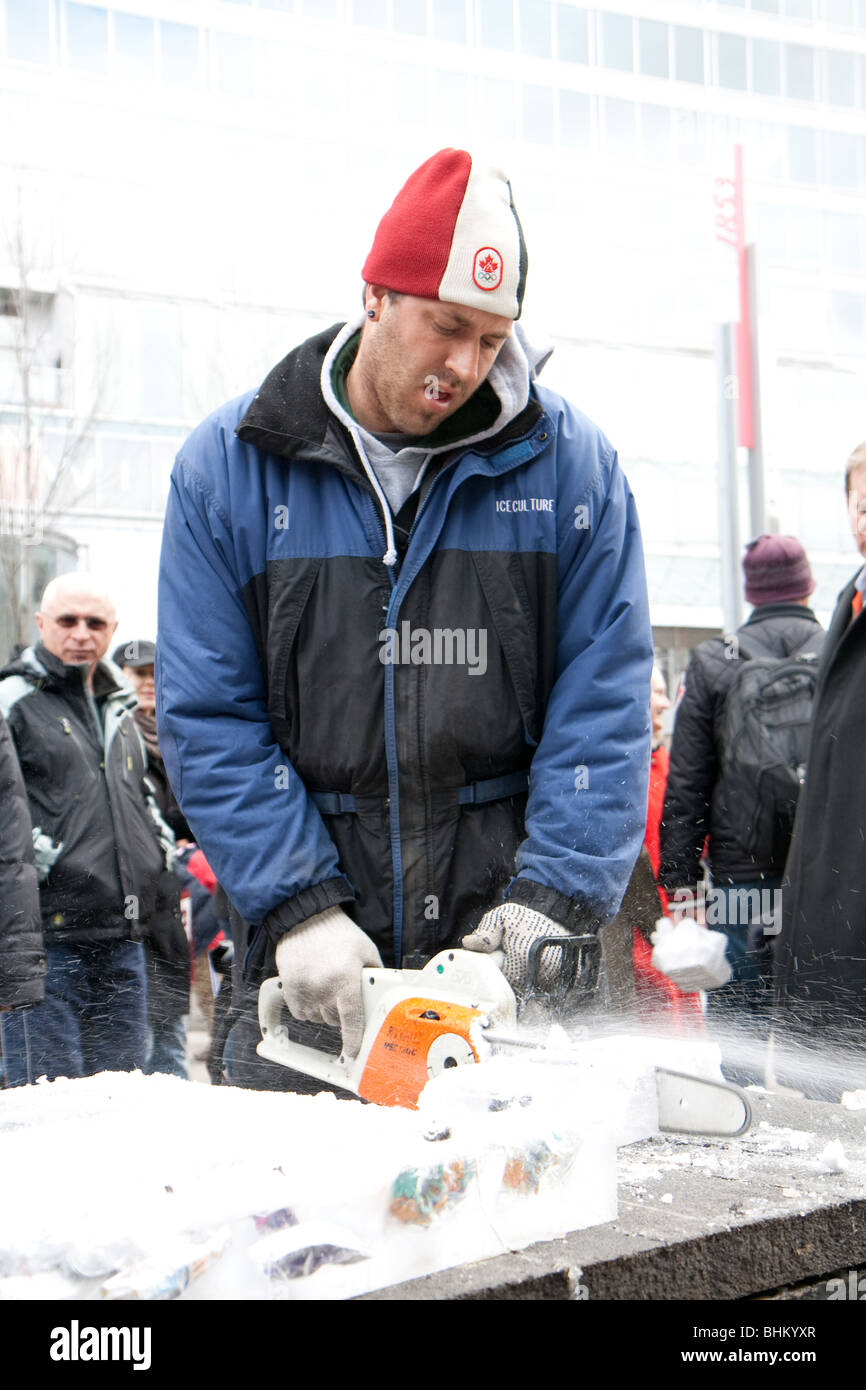 Un homme coupant l'oursons de glace avec des jouets à l'intérieur pour être distribués aux enfants Banque D'Images