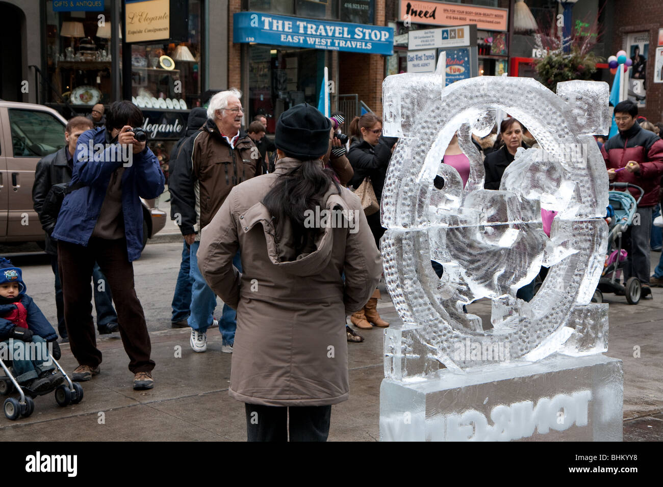 Les personnes prenant photo sculpture de glace en plein air d'hiver Banque D'Images
