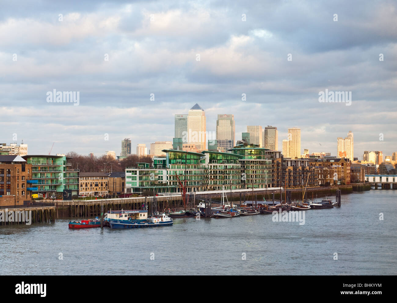 Canary Wharf vu de la Tamise à Shad Thames Banque D'Images