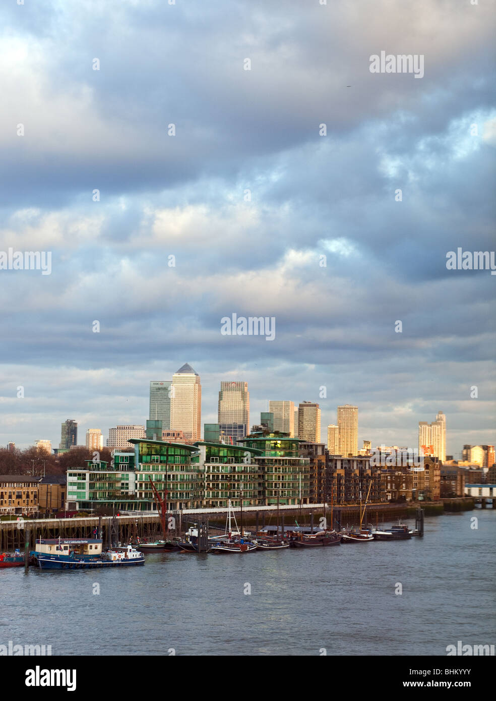Canary Wharf vu de la Tamise à Shad Thames Banque D'Images