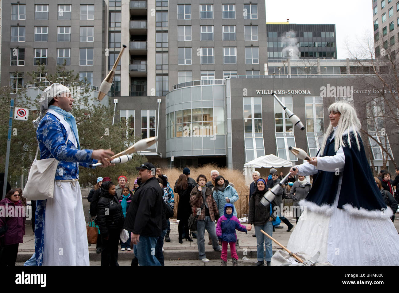 Jongleur jongleurs effectuant une foule d'hiver pierres Banque D'Images
