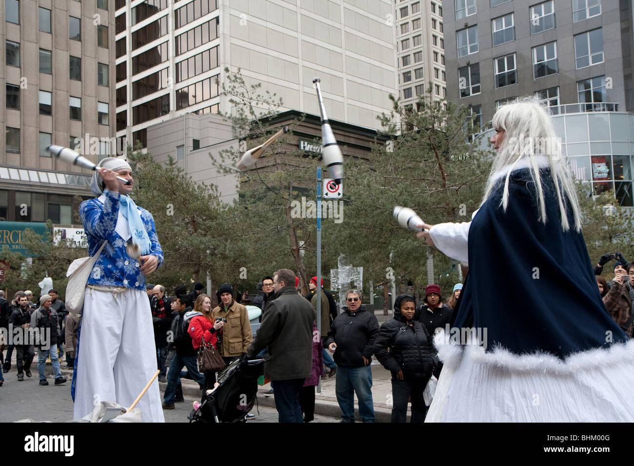 Jongleur jongleurs effectuant une foule d'hiver Banque D'Images