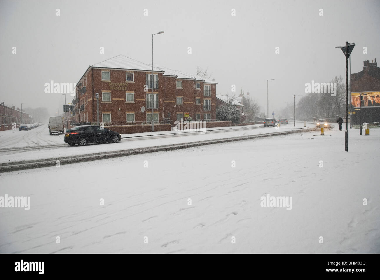Rue couverte de neige dans la région de Cheetham Hill Road Manchester UK Banque D'Images