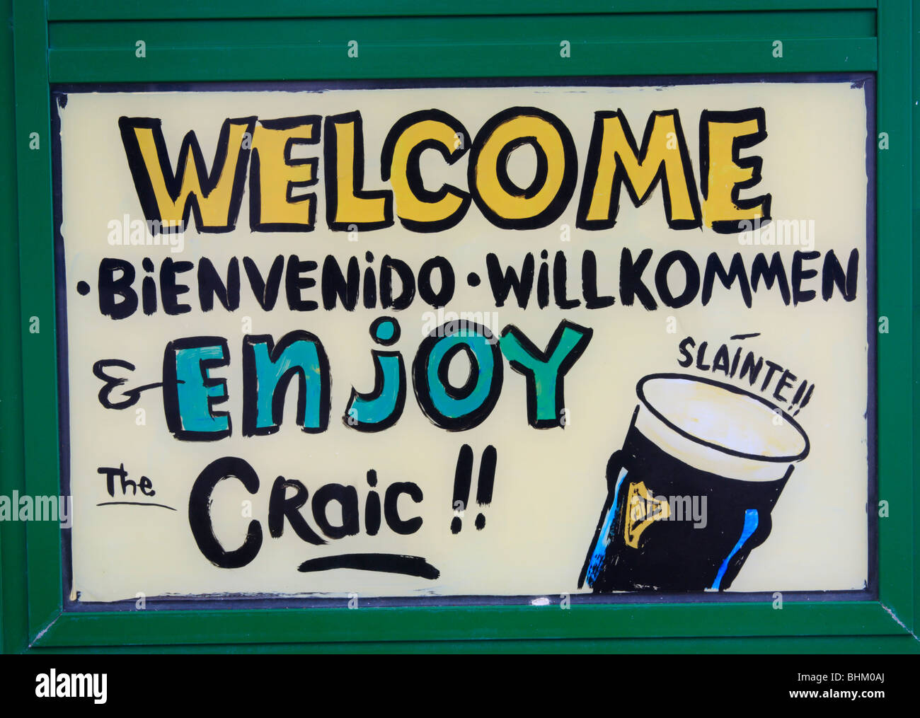 Panneau de bienvenue peint sur fenêtre d'un bar irlandais en Espagne Banque D'Images