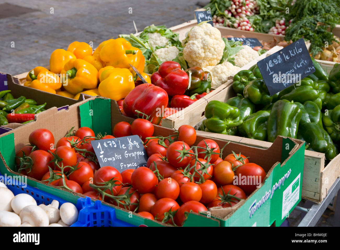 Rennes, Bretagne, France. Légumes variés en vente sur le marché de la Place des Lices. Banque D'Images