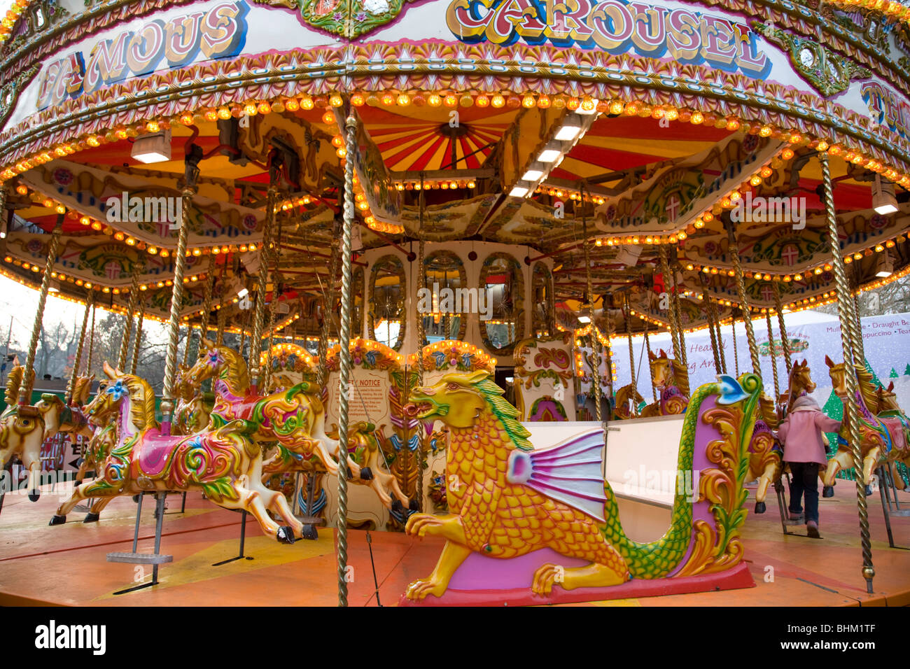 Hyde Park Winter Wonderland petit enfant sur un carrousel funfair à Hyde Park Winter Wonderland, Londres, Angleterre, 2008 Banque D'Images