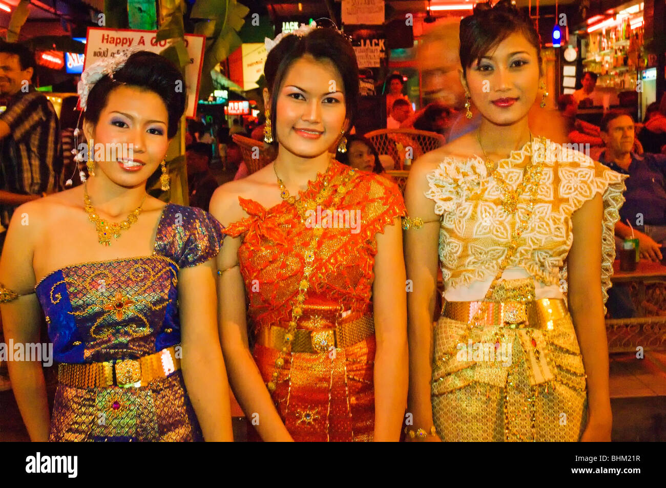 La Thaïlande, Pattaya, Loy Krathong Festival en novembre - femmes vêtues de costumes traditionnels Banque D'Images