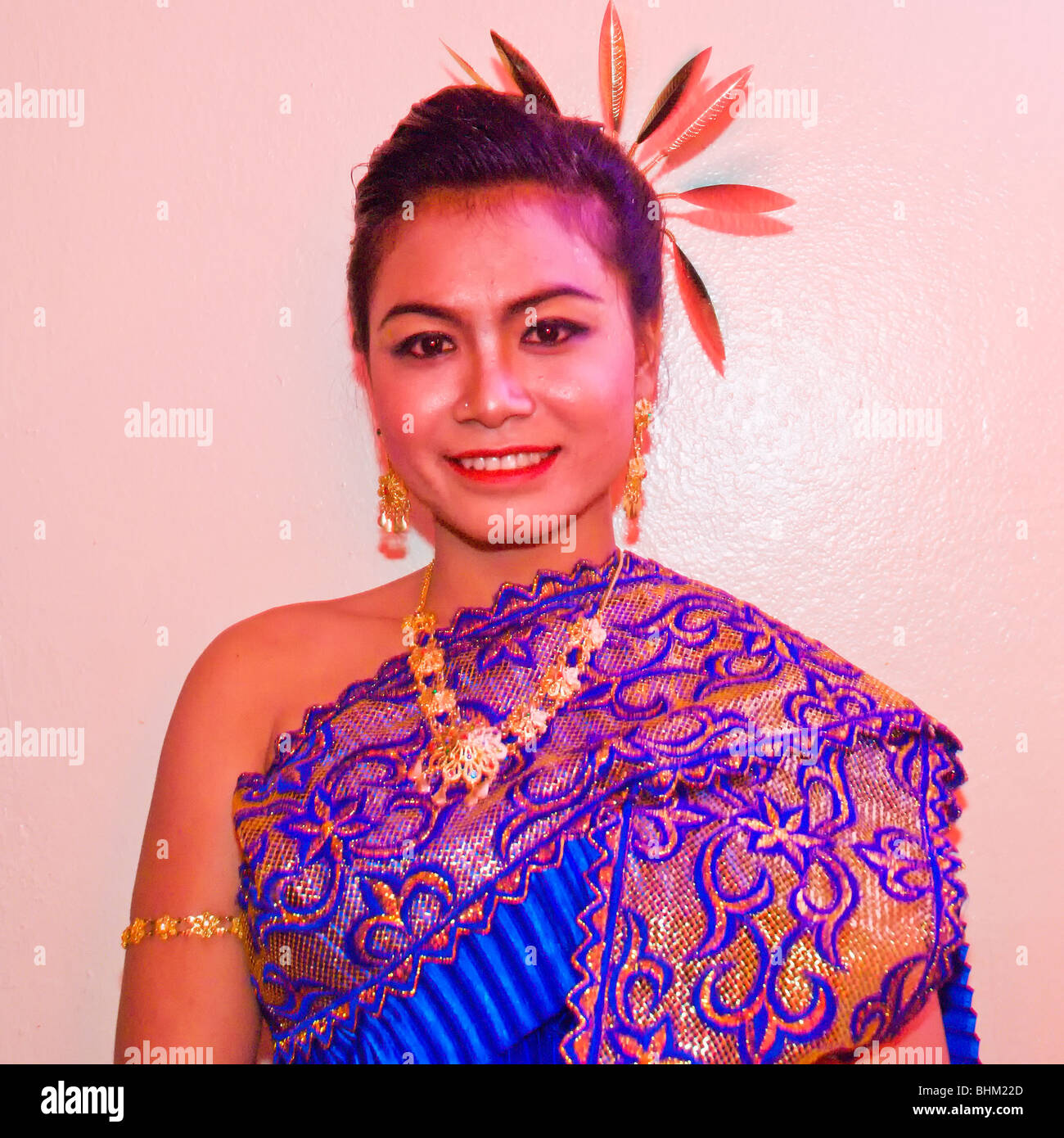 La Thaïlande, Pattaya, Loy Krathong Festival en novembre - Femme vêtue de costumes traditionnels Banque D'Images
