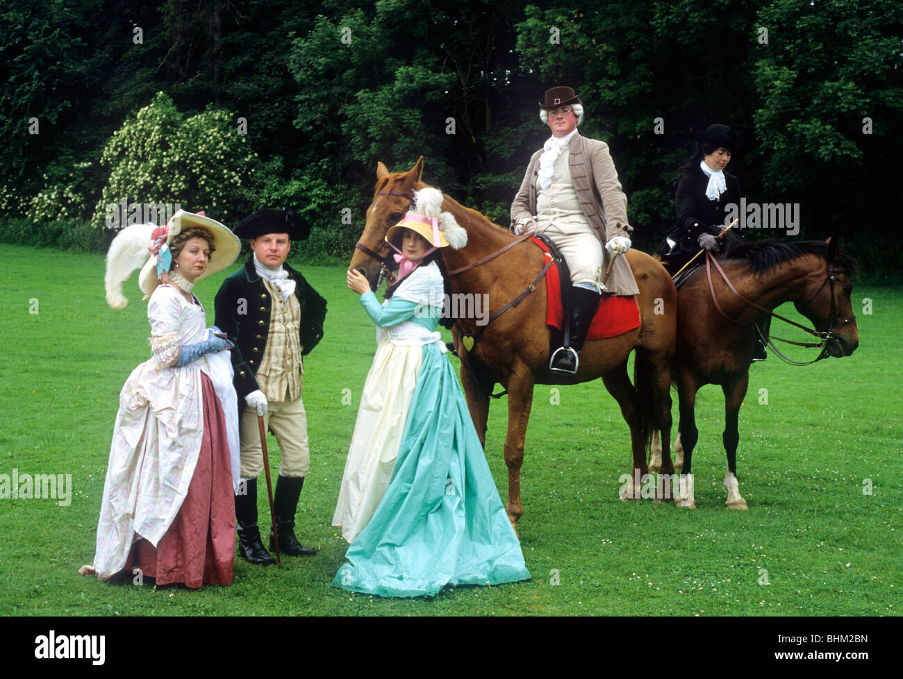Fin du xviiie siècle, Mesdames messieurs, reconstitution de costumes de chevaux cheval English British fashion mode robe Banque D'Images
