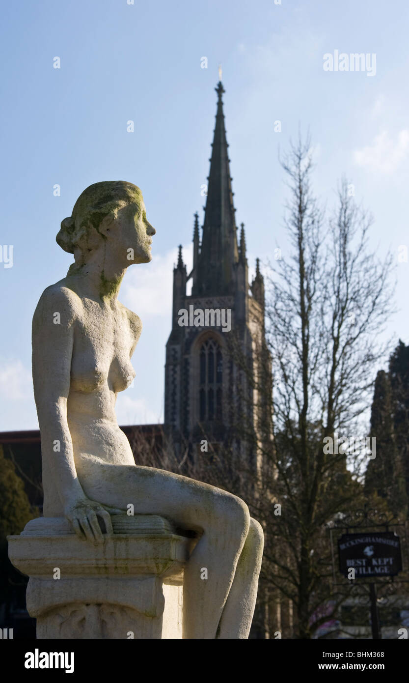 Statue d'une dame sur une fontaine d'eau potable dans la région de Marlow à All Saints Church dans l'arrière-plan. Banque D'Images