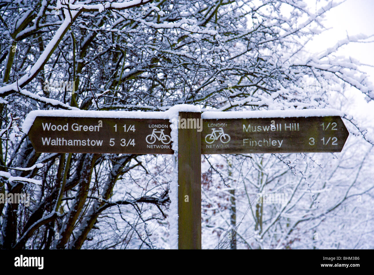 Plaque de rue du nord de Londres de l'Alexandra Park dans la neige. Wood Green, Walthamstow, Finchley et Muswell Hill sont détaillées Banque D'Images