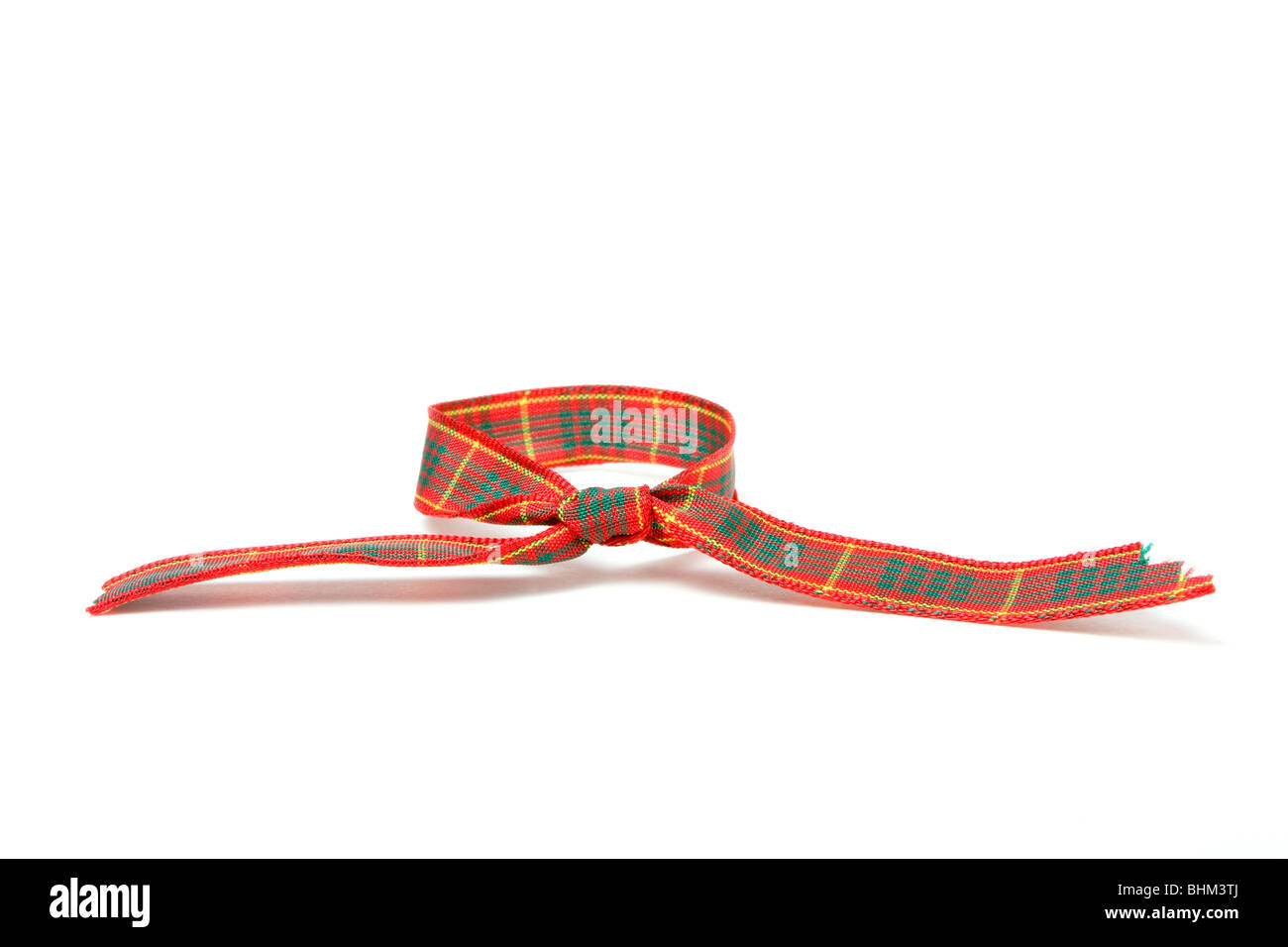 Ruban tartan dynamique contre isolé sur fond blanc. Banque D'Images