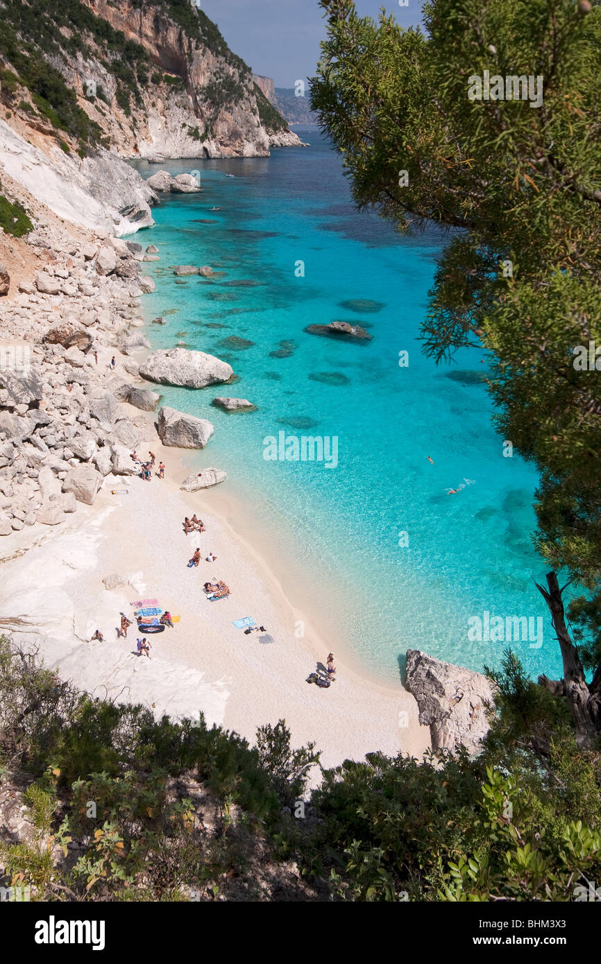 La baie de Cala Goloritze Vide Plage, Sardaigne, île de l'Italie. Eau bleu clair dans la baie de Cala Goloritzè, Mer Méditerranée. Banque D'Images