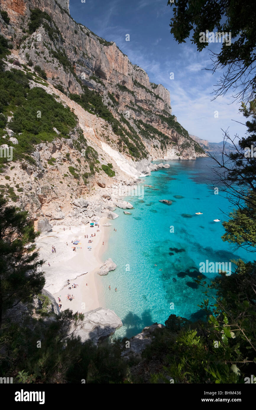 La baie de Cala Goloritze Vide Plage, Sardaigne, île de l'Italie. Eau bleu clair dans la baie de Cala Goloritzè, Mer Méditerranée Banque D'Images