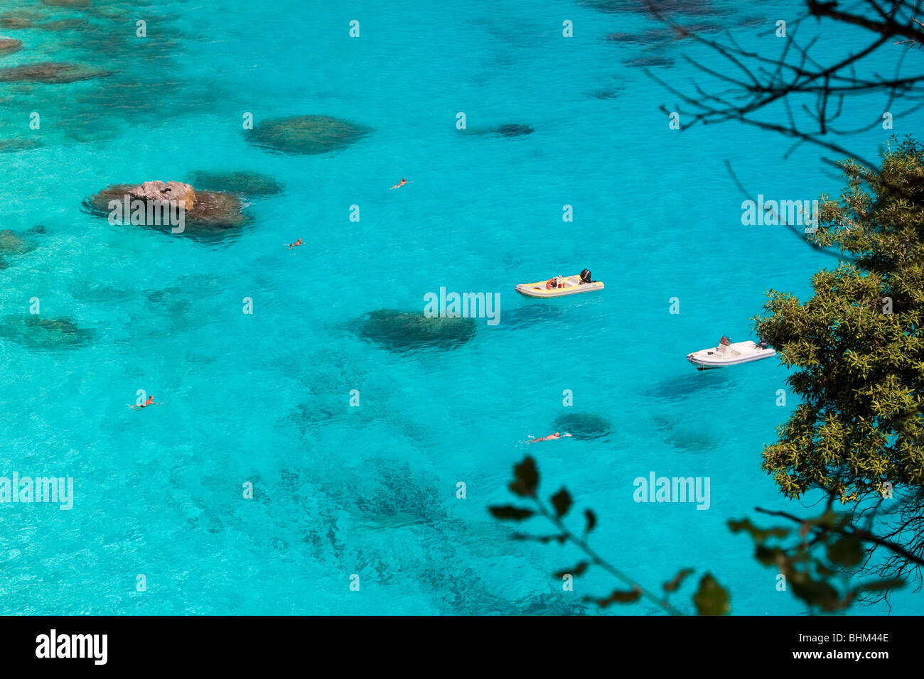 Plage de Cala Goloritze bay, l'île de Sardaigne en Italie. Eau bleu clair dans la baie de Cala Goloritzè, Mer Méditerranée. Banque D'Images