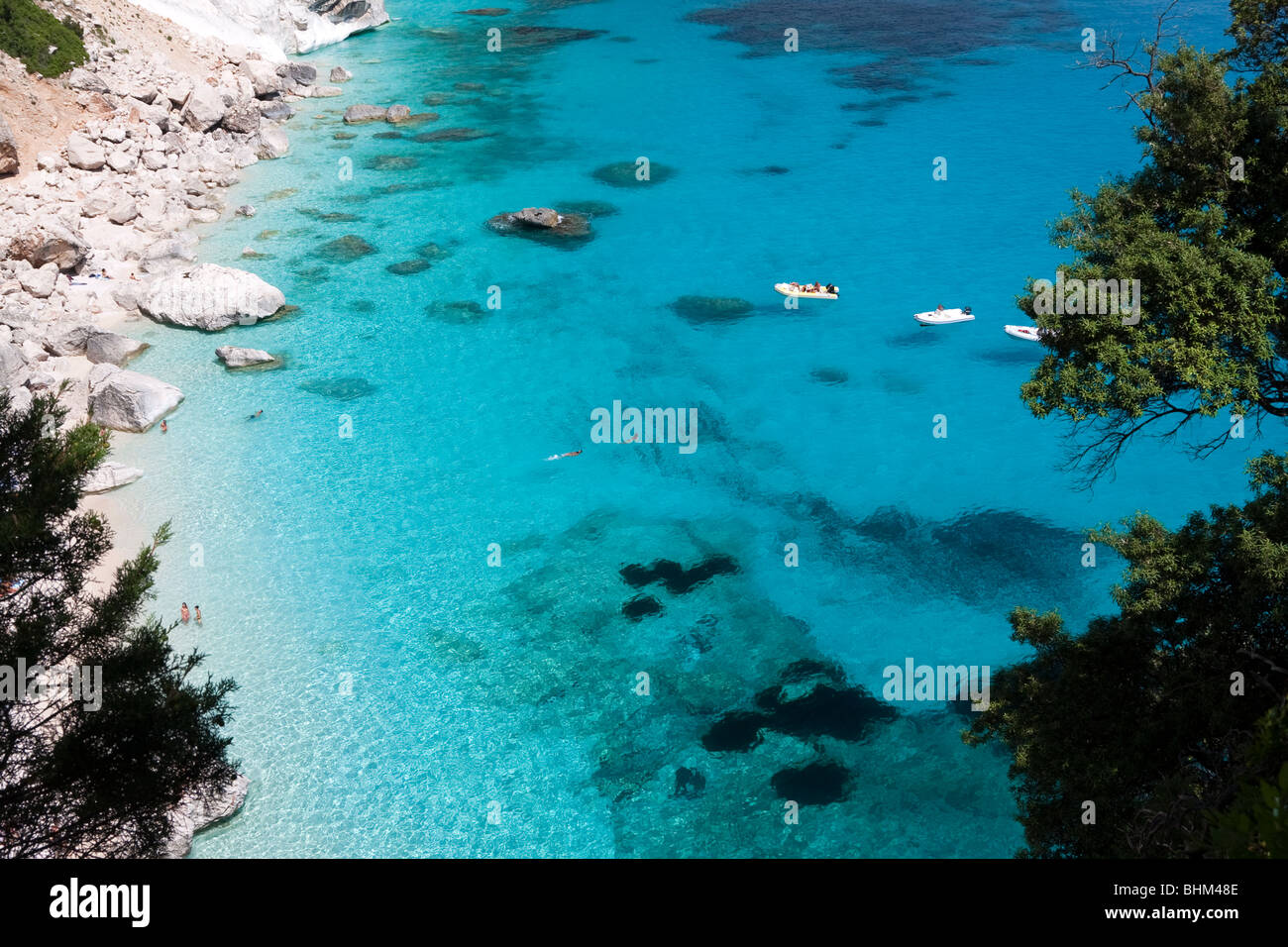 La baie de Cala Goloritze Vide Plage, Sardaigne, île de l'Italie. Eau bleu clair dans la baie de Cala Goloritzè, Mer Méditerranée Banque D'Images
