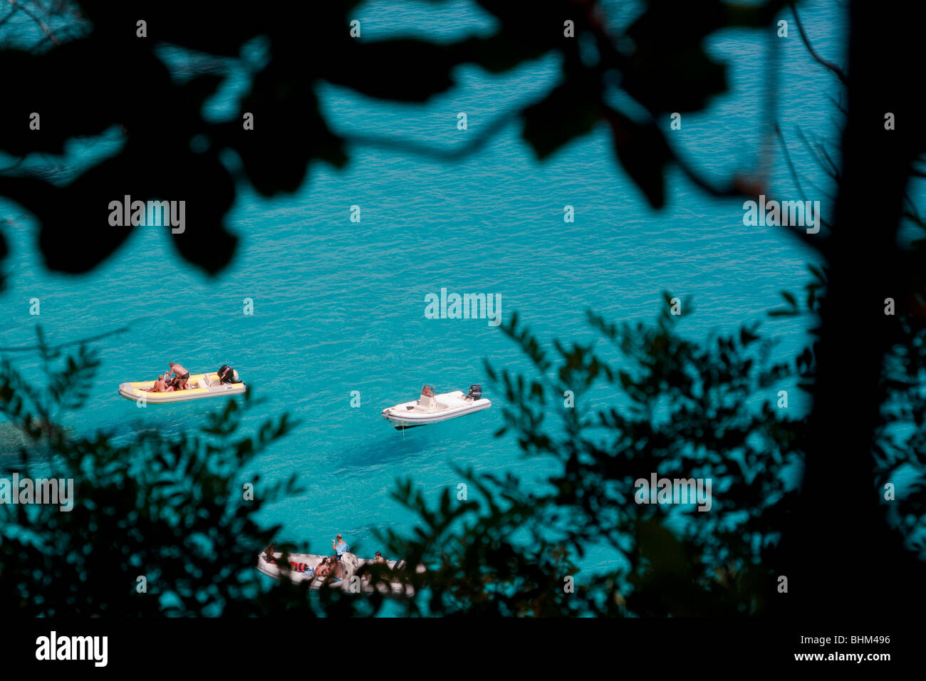 Bateaux dans Cala Goloritze Bay Beach, l'île de Sardaigne en Italie. Eau bleu clair dans la baie de Cala Goloritze, Mer Méditerranée. Banque D'Images