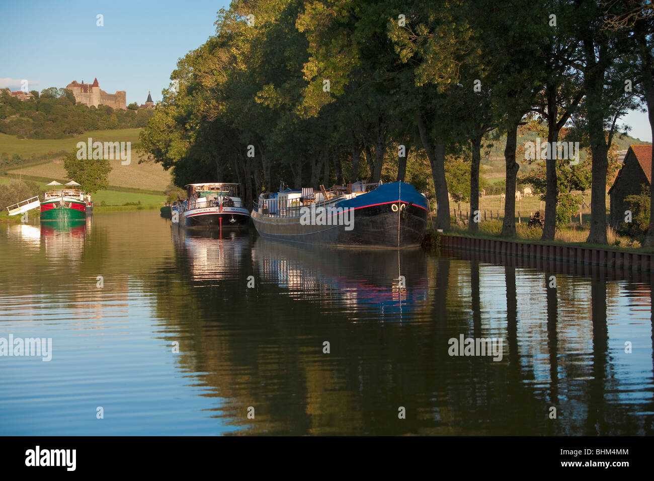 Les chalands liés au taux du Canal de Bourgogne, Châteauneuf en Auxois, Côte d'Or, Bourgogne, France Banque D'Images