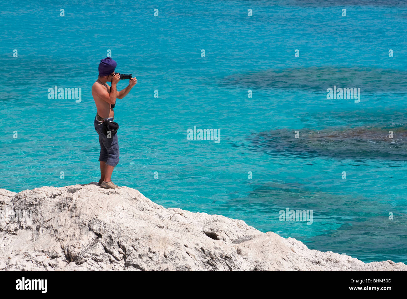 Photographe à Cala Goloritze Plage, Sardaigne, île de l'Italie. Eau bleu clair dans la baie de Cala Goloritzè, Mer Méditerranée. Banque D'Images