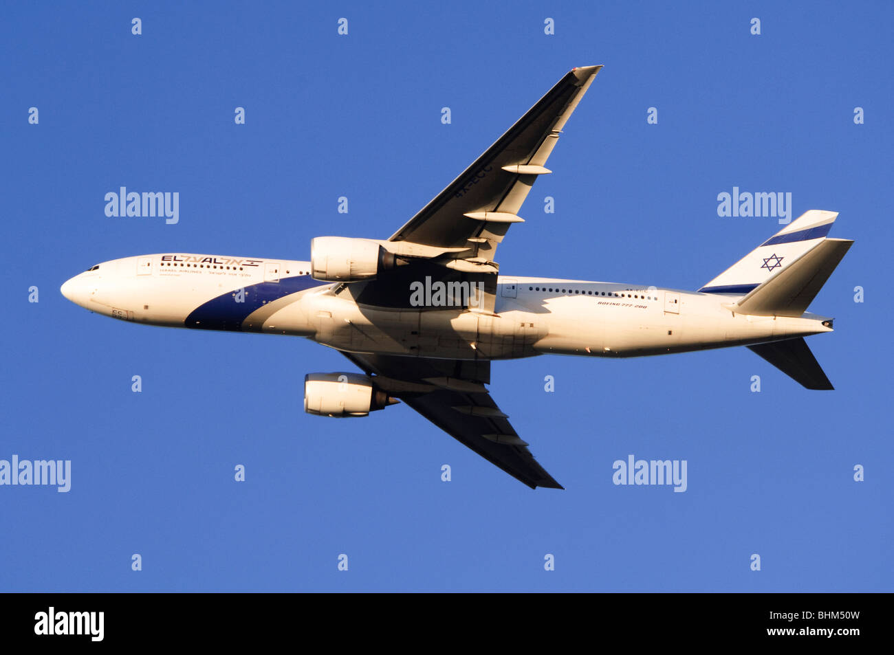 Boeing 777 exploité par El Al escalade de décoller à l'aéroport Heathrow de Londres Banque D'Images