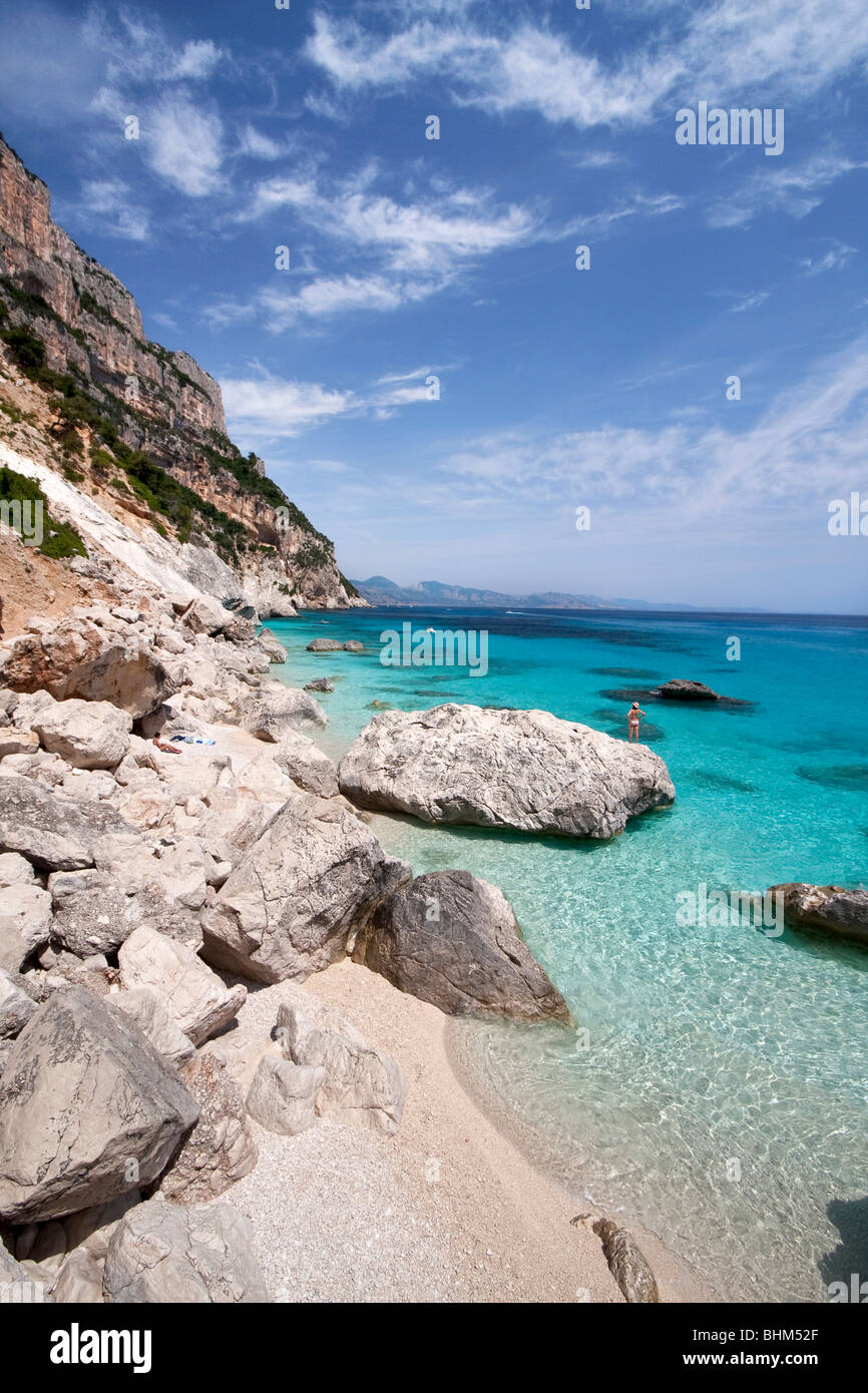 La baie de Cala Goloritze Vide Plage, Sardaigne, île de l'Italie. Eau bleu clair dans la baie de Cala Goloritzè, Mer Méditerranée. Banque D'Images