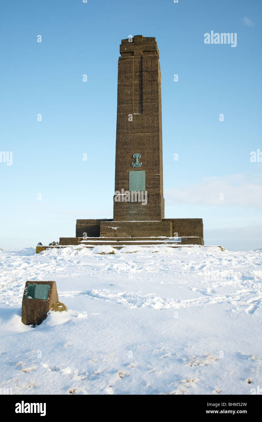 Scène d'hiver enneigé au monument aux morts à Bradgate Park, Newtown Linford, Leicestershire Banque D'Images