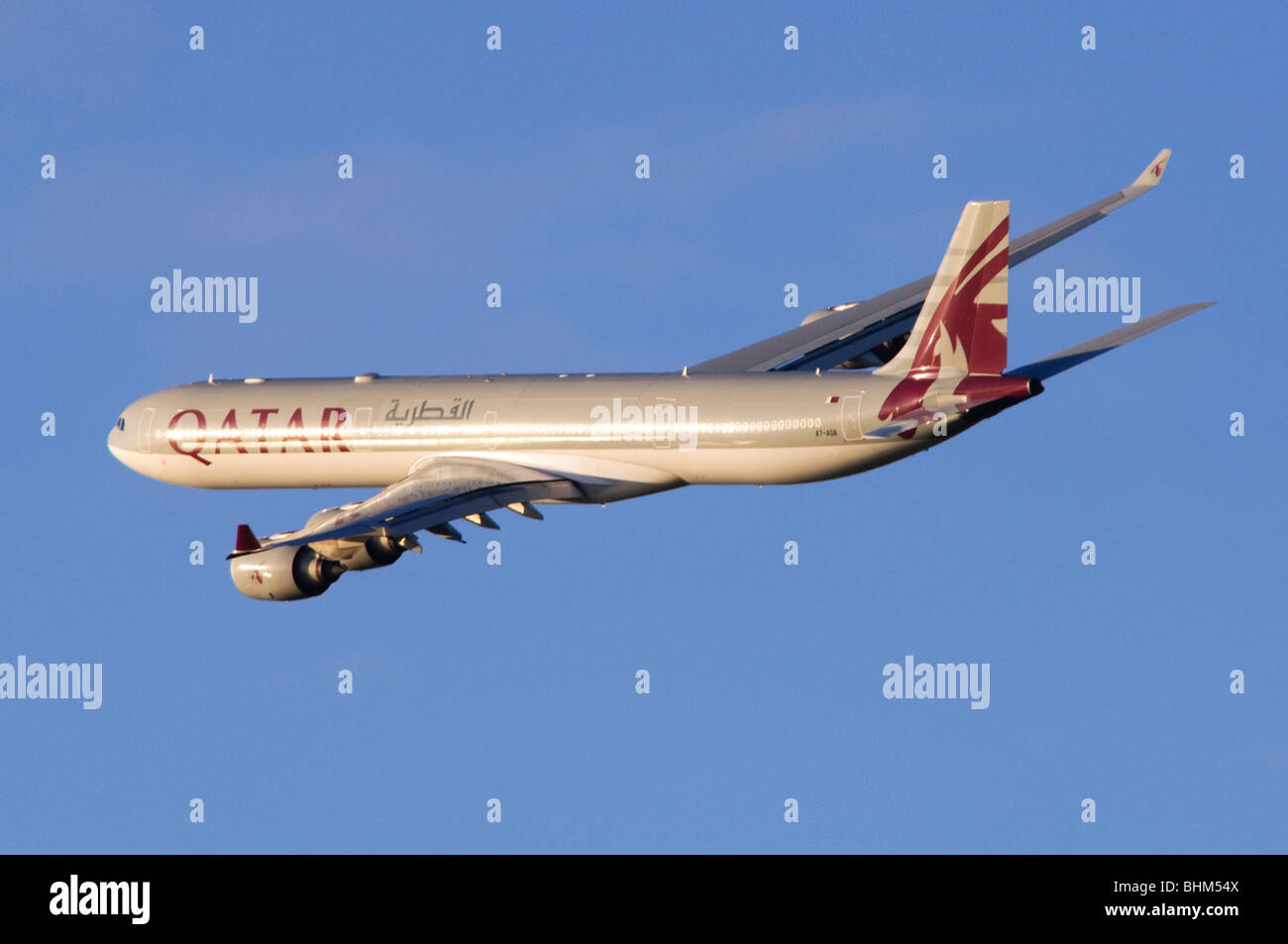 Airbus A340 exploité par Qatar Airways avion loin après le décollage à l'aéroport Heathrow de Londres Banque D'Images