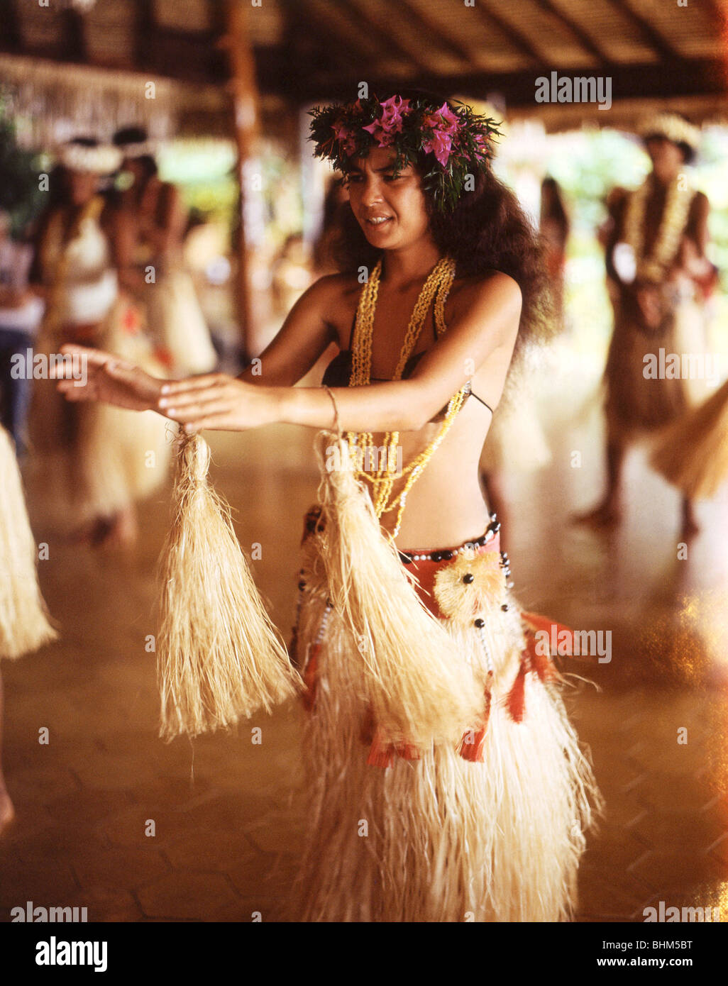 Jeune femme danseuse tahitienne, Moorea, Tahiti, Polynésie Française Banque D'Images