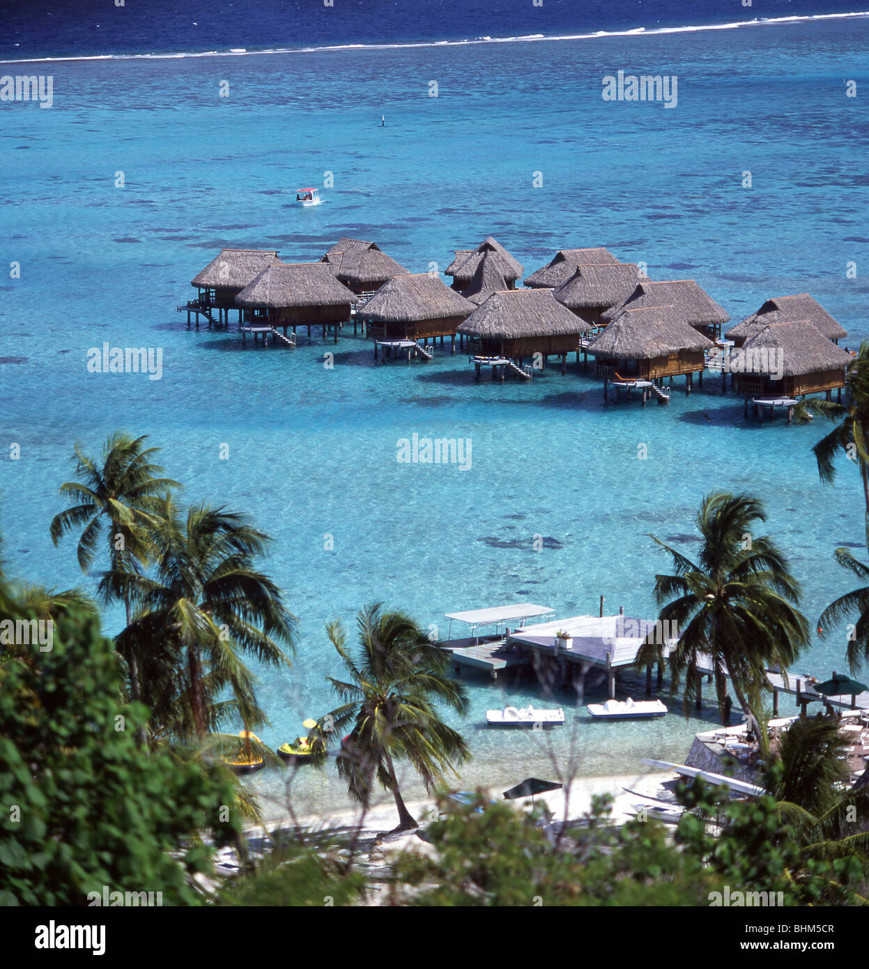 Avis de cabines sur mer, hôtel Sofitel, Moorea, Tahiti, Polynésie Française Banque D'Images